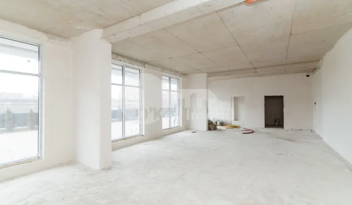 Spațiu comercial, STRĂȘENI