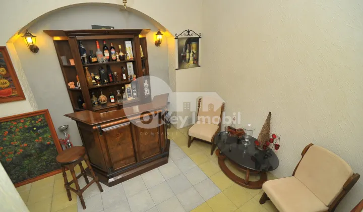 Casă, Centru, MOARA ROȘIE