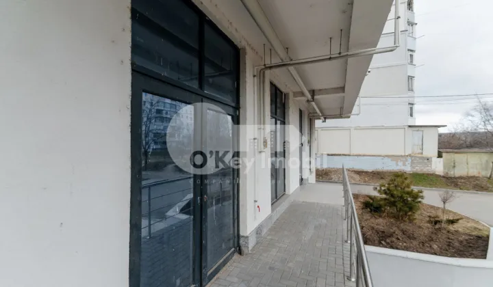 Spațiu comercial, STRĂȘENI