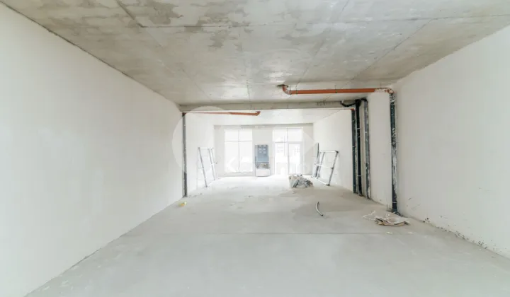 Spațiu comercial, STRĂȘENI