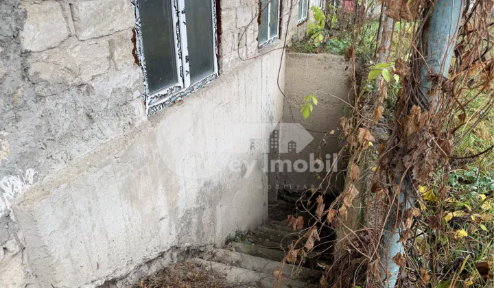 Spațiu comercial, STRĂȘENI