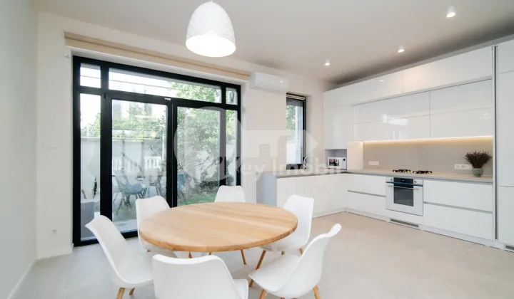 Casă, Centru, GEORGE MENIUC