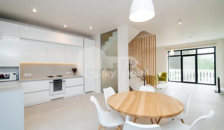 Casă, Centru, GEORGE MENIUC