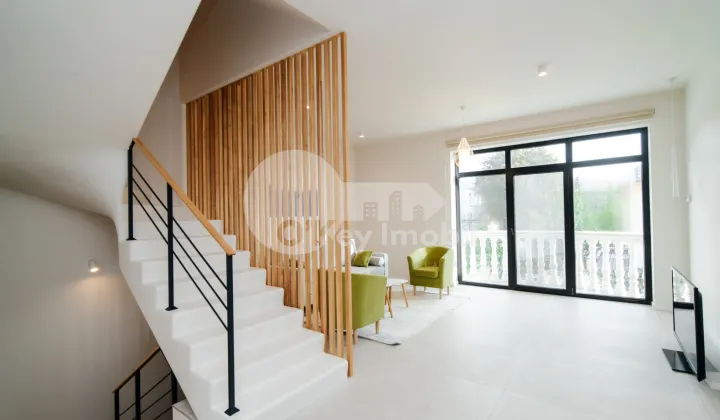 Casă, Centru, GEORGE MENIUC