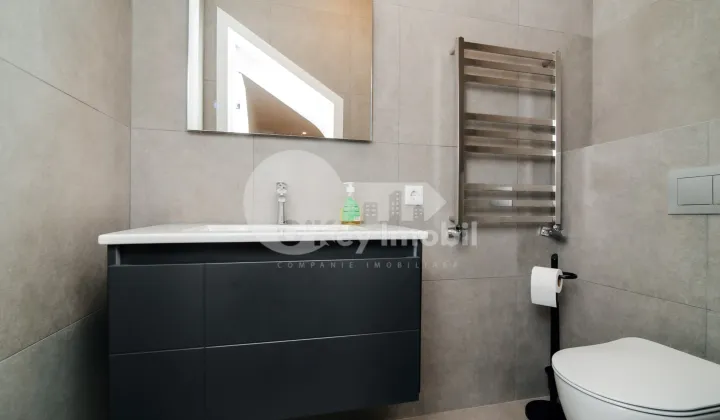 Casă, Centru, GEORGE MENIUC