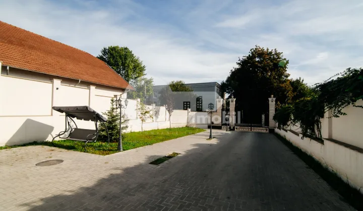 Casă, Centru, GEORGE MENIUC