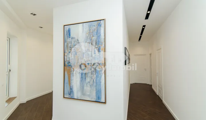 Penthouse, Centru, MELESTIU